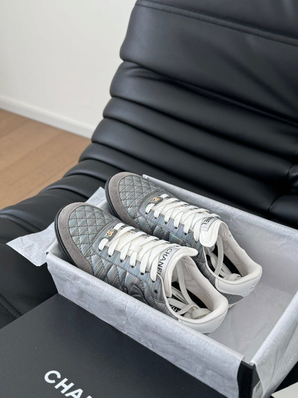 SNEAKER CC IN PELLE DI AGNELLO RICAMATA GRIGIO PERLA E BIANCO