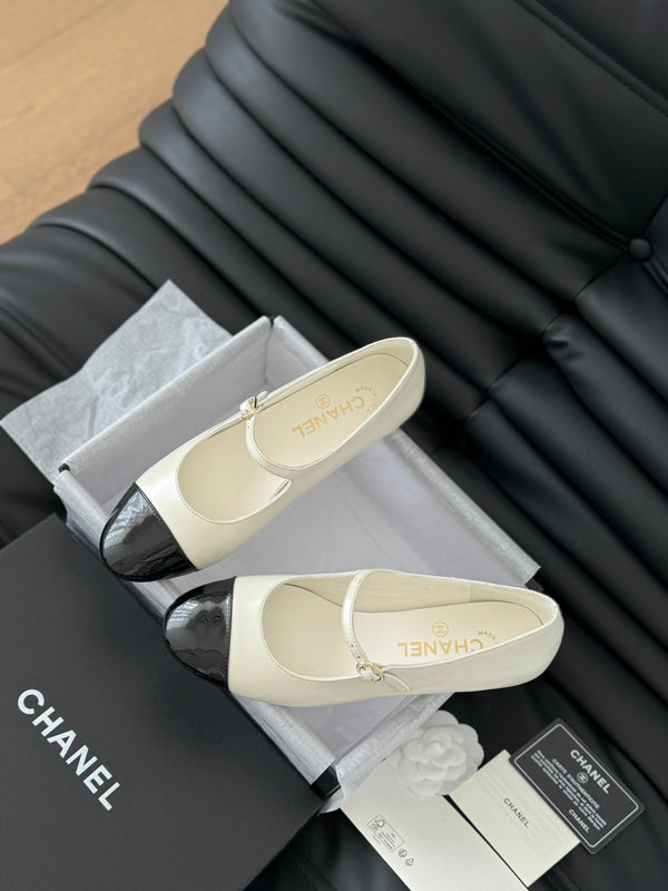 SCARPE CC MARY JANE IN PELLE DI AGNELLO NERA E BIANCA CON FERRAMENTA ORO