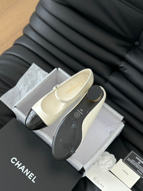 SCARPE CC MARY JANE IN PELLE DI AGNELLO NERA E BIANCA CON FERRAMENTA ORO