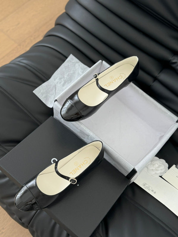 SCARPE CC MARY JANE IN PELLE DI AGNELLO NERA CON FERRAMENTA ORO