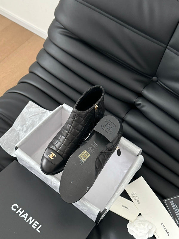 CC SHORT BOOTS 65 MM IN BLACK QUILTED PATTERN LAMBSKIN