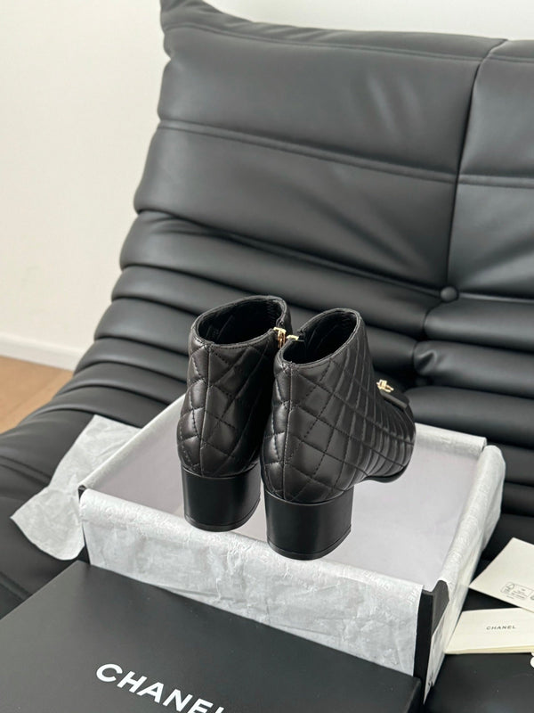CC SHORT BOOTS 65 MM IN BLACK QUILTED PATTERN LAMBSKIN