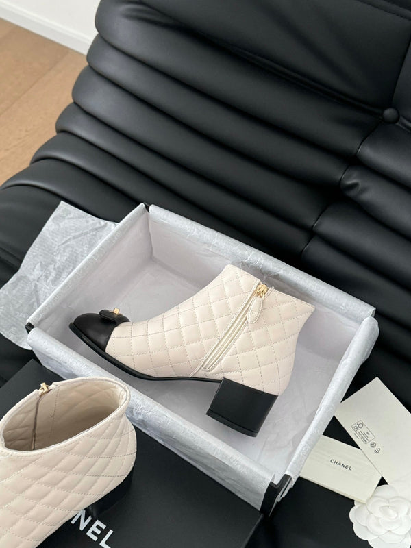 CC SHORT BOOTS 65 MM IN WHITE MIX BLACK QUILTED PATTERN LAMBSKIN