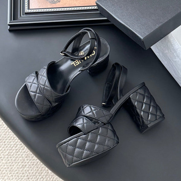 Sandalo Chanel con tacco 70 in pelle di vacchetta nera