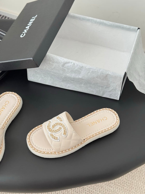 CC Slipper In Light Beige Calfskin Mix Chain Base