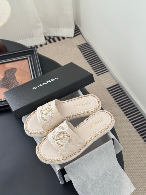 CC Slipper In Light Beige Calfskin Mix Chain Base