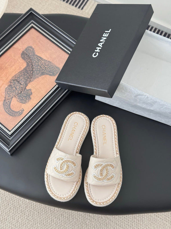 CC Slipper In Light Beige Calfskin Mix Chain Base