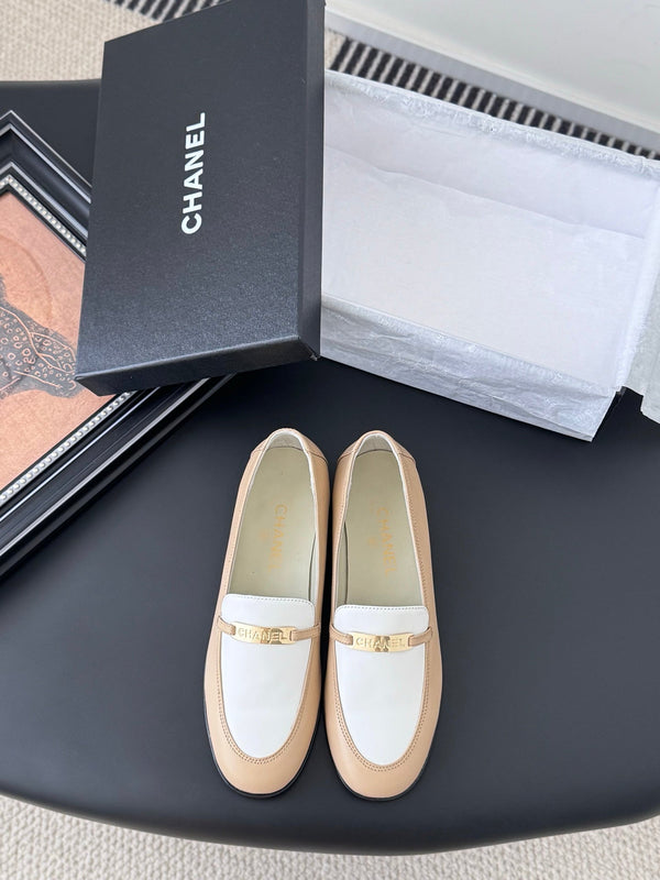 CC 25K Vintage Finition Main Loafers Beige White Calfskin 458644
