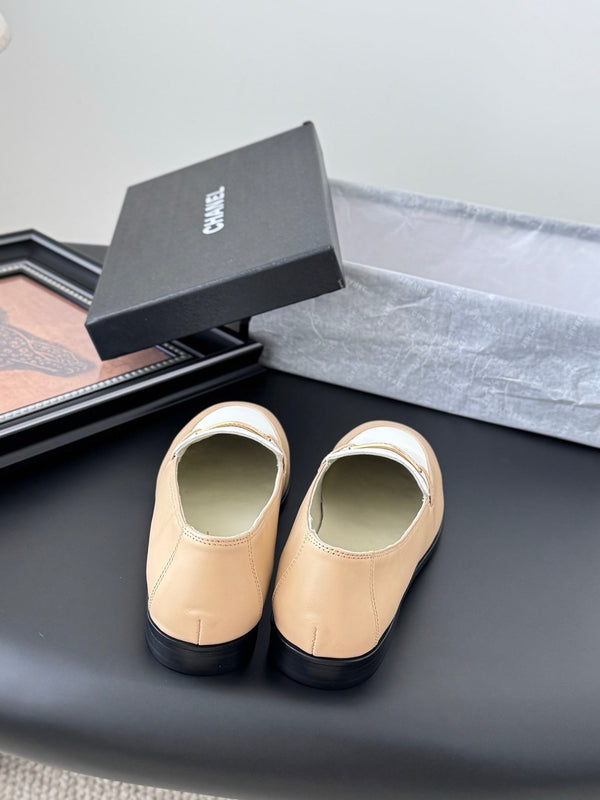 CC 25K Vintage Finition Main Loafers Beige White Calfskin 458644