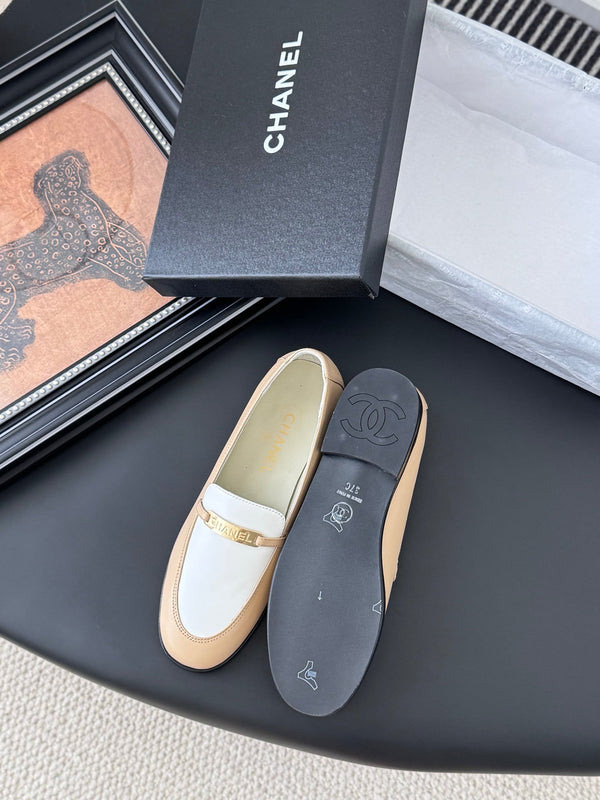 CC 25K Vintage Finition Main Loafers Beige White Calfskin 458644