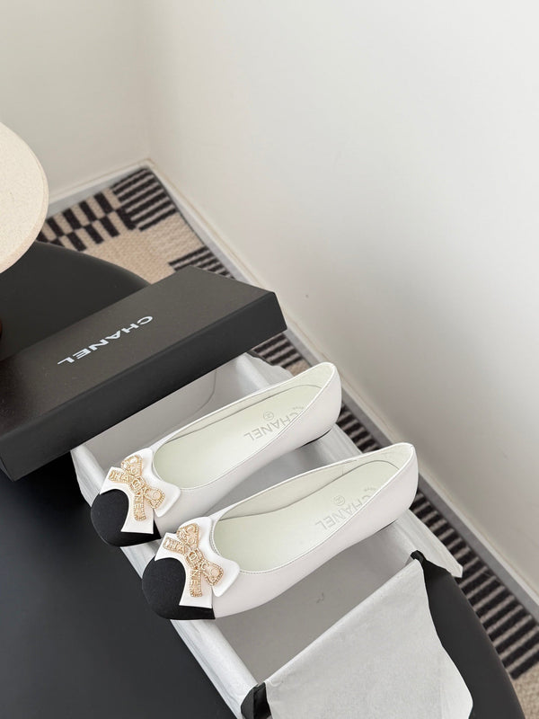 CC 26K Bow Ballet Flat White Black Lambskin Canvas 670829
