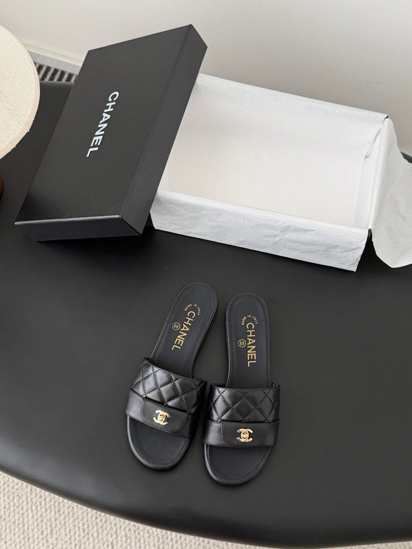 CC 26C Chaussons matelassés en agneau noir 670607
