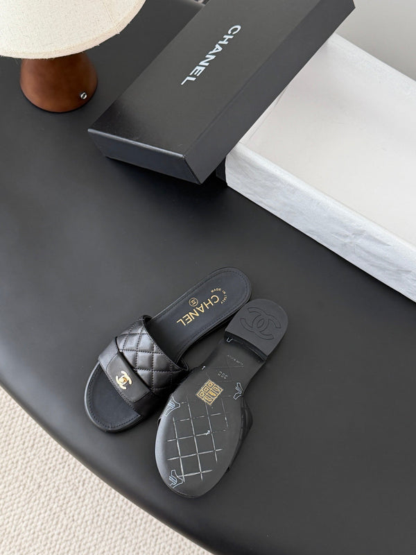 CC 26C Chaussons matelassés en agneau noir 670607