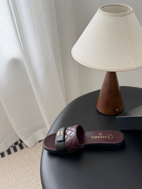 CC 26C Pantoufles Noir Bordeaux Agneau Matelassé 670609
