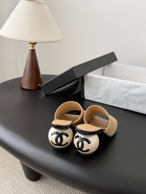 CC 26SS Chaussons 7cm Noir Beige Cuir d'agneau verni 670611