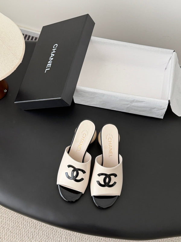 CC 26SS Slippers 7cm Black White Lambskin Patent Leather 670613