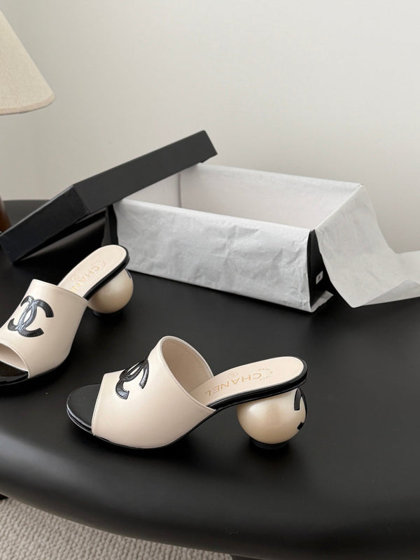 CC 26SS Slippers 7cm Black White Lambskin Patent Leather 670613