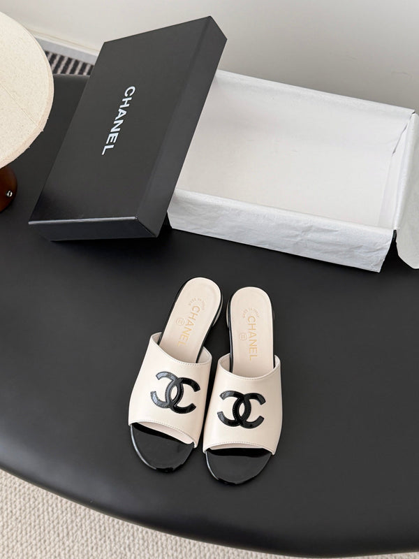 CC 26SS Chaussons Babies Noir Blanc Cuir d'agneau Cuir verni 670617