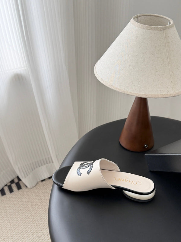CC 26SS Chaussons Babies Noir Blanc Cuir d'agneau Cuir verni 670617