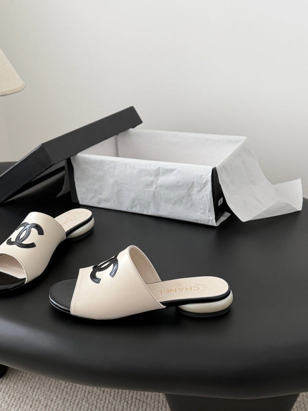 CC 26SS Chaussons Babies Noir Blanc Cuir d'agneau Cuir verni 670617