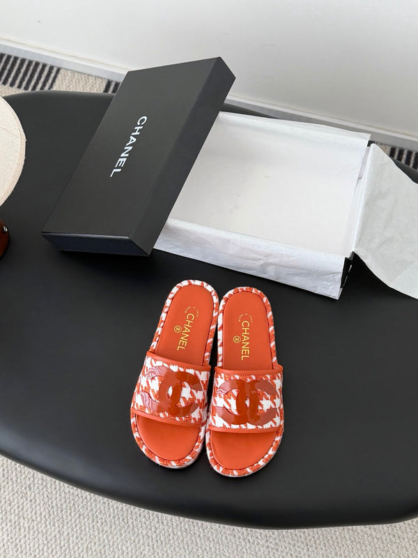 CC 26ss Slippers White Red Sheepskin Woven 670370