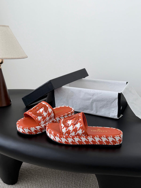 CC 26ss Slippers White Red Sheepskin Woven 670370