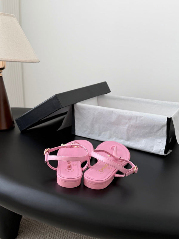 CC Sandales à brides en peau de mouton rose 670391
