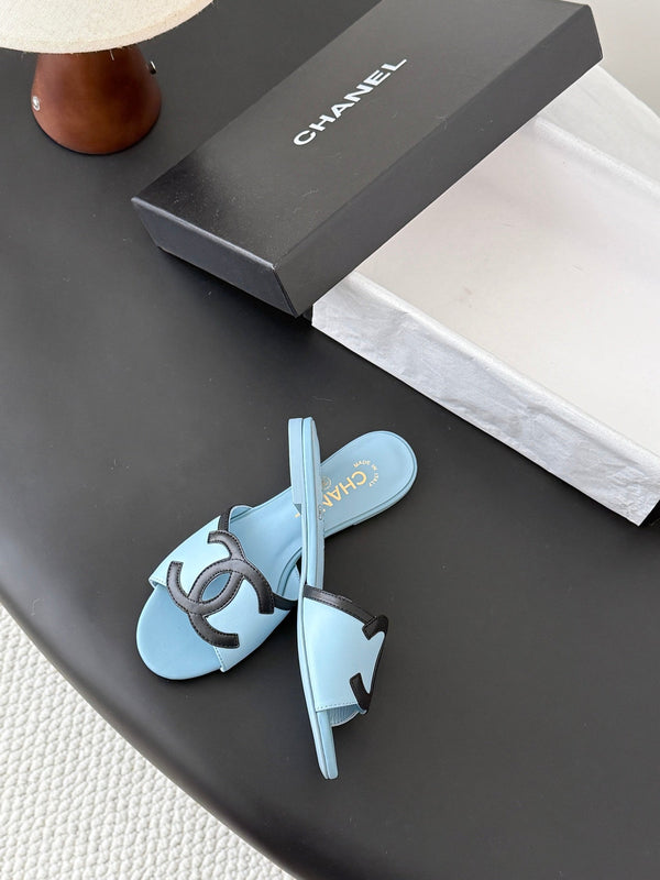 CC 2026 Sandales plates en agneau noir et bleu 675866