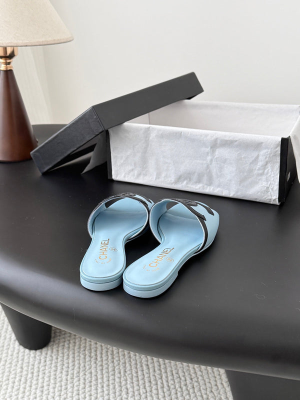CC 2026 Sandales plates en agneau noir et bleu 675866