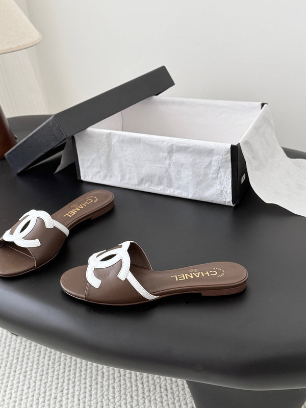 CC 2026 Flat Sandal White Brown Lambskin 675867