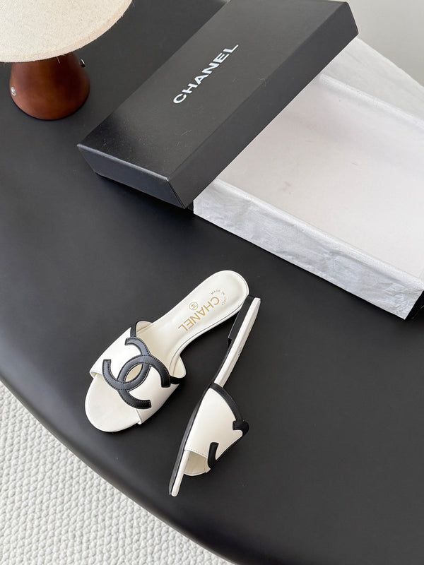 CC 2026 Sandales plates blanches et noires en agneau 675868