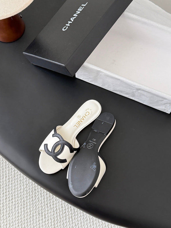 CC 2026 Sandales plates blanches et noires en agneau 675868