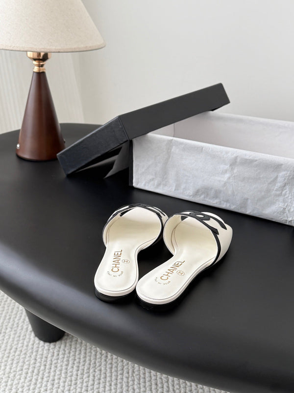CC 2026 Sandales plates blanches et noires en agneau 675868