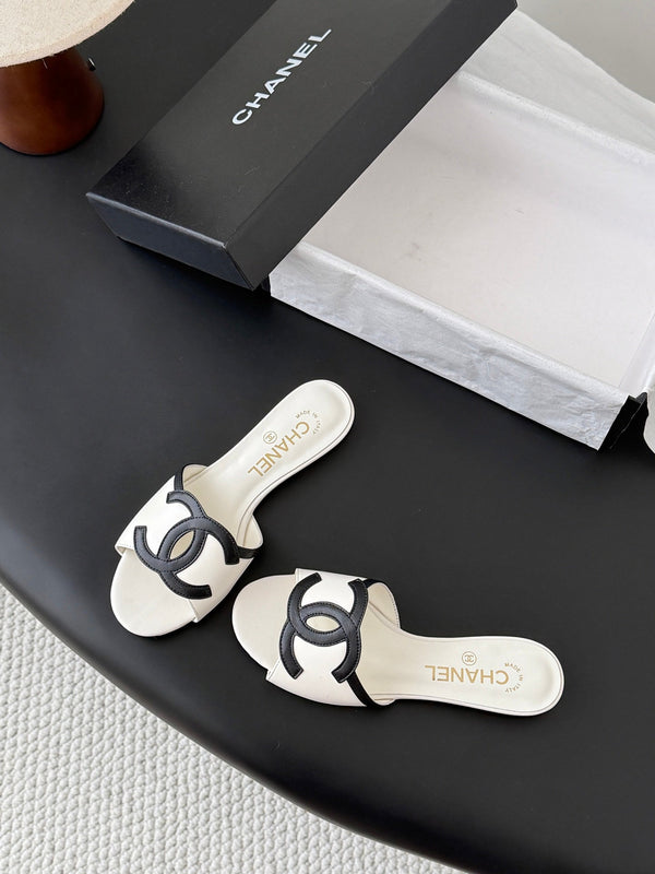 CC 2026 Sandales plates blanches et noires en agneau 675868