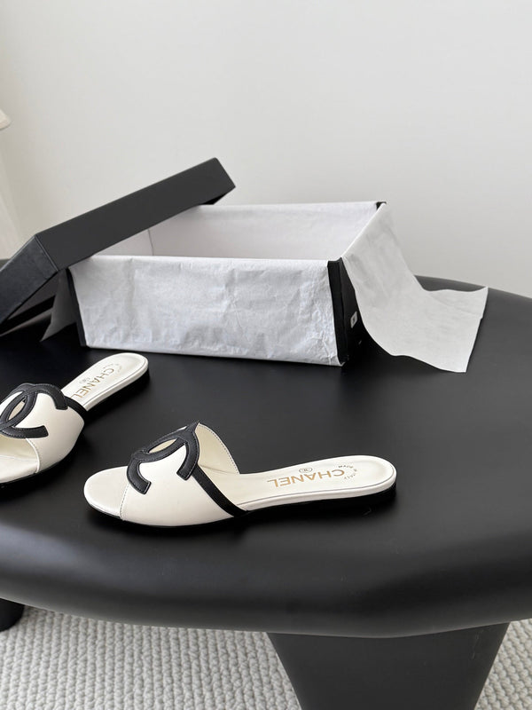 CC 2026 Sandales plates blanches et noires en agneau 675868