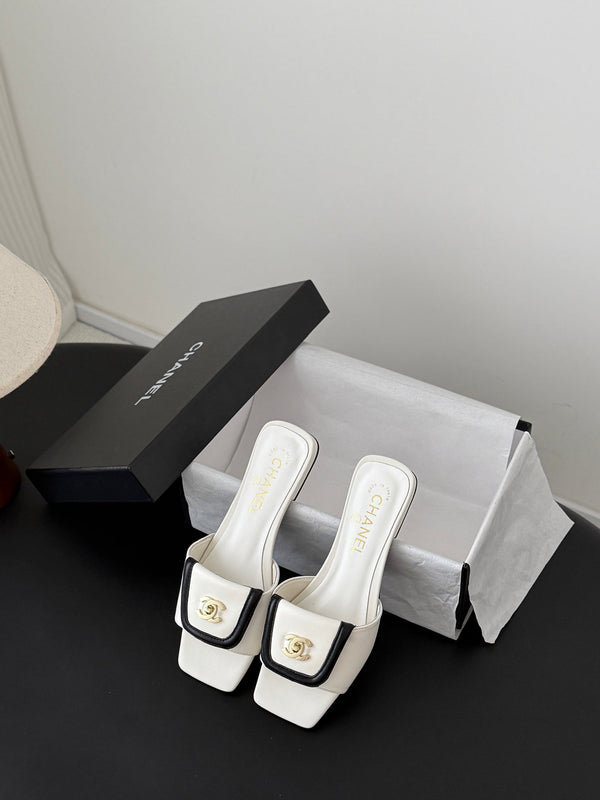 CC 26C Slippers Flat White Black Sheepskin 717798