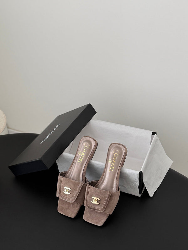 CC 26C Slippers Flat Taupe Suede 717803