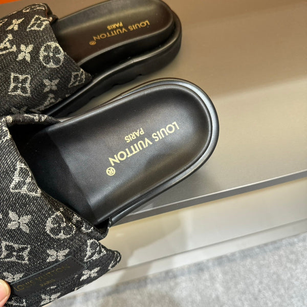 LV VELCRO SLIPPERS IN BLACK MONOGRAM JACQUARD