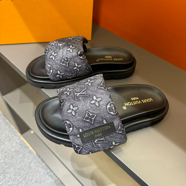 LV VELCRO SLIPPERS IN ASH GREY MONOGRAM JACQUARD