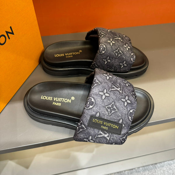 LV VELCRO SLIPPERS IN ASH GREY MONOGRAM JACQUARD