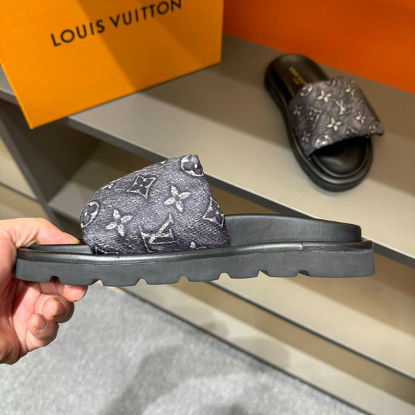 LV VELCRO SLIPPERS IN ASH GREY MONOGRAM JACQUARD
