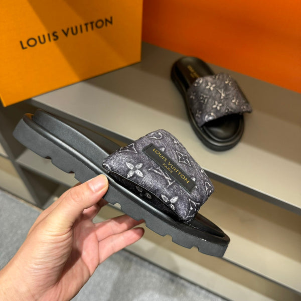LV VELCRO SLIPPERS IN ASH GREY MONOGRAM JACQUARD