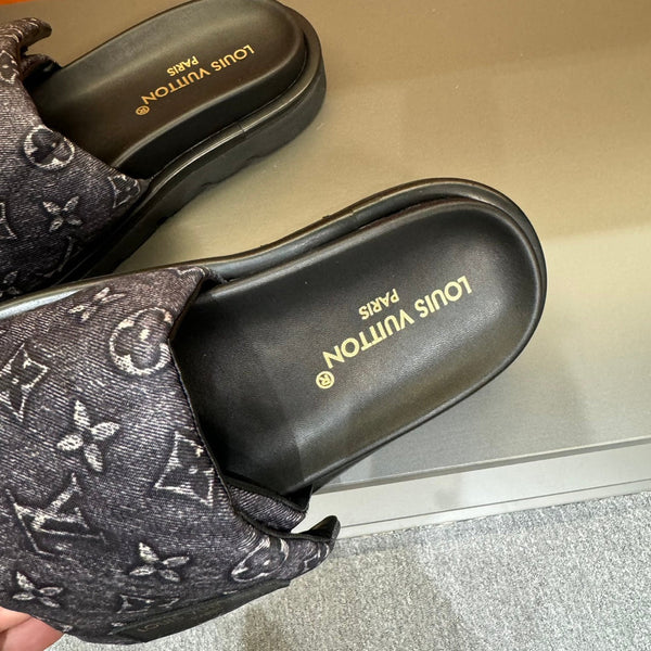 LV VELCRO SLIPPERS IN ASH GREY MONOGRAM JACQUARD