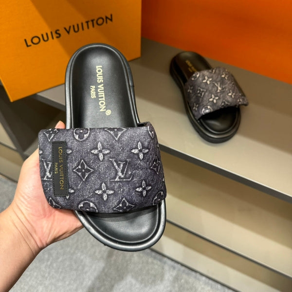 LV VELCRO SLIPPERS IN ASH GREY MONOGRAM JACQUARD