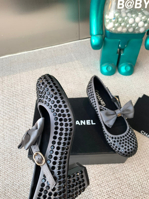 SCARPE CC MARY JANE IN RASO GRIGIO ACCIAIO CON STRASS NERI