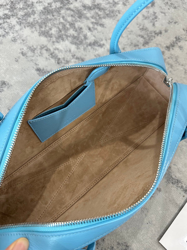 LE TECKEL MEDIUM BAG 32 IN SKY BLUE GOATSKIN