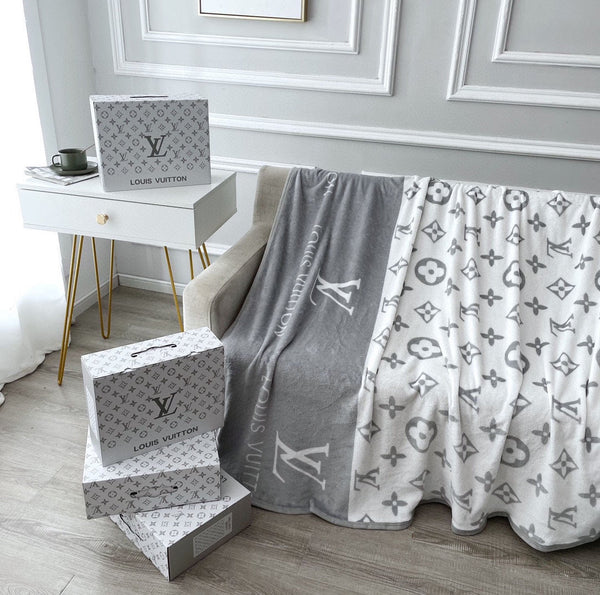 NEO MONOGRAM BLANKET IN WHITE MIX LIGHT GRAY MILK VELVET 273950