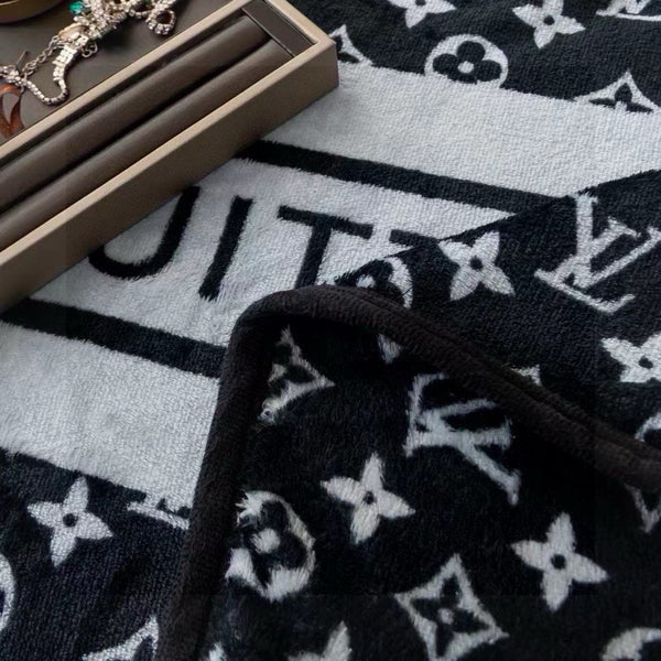 BLANKET IN BLACK MIX WHITE MONOGRAM LAMB FUR 423069