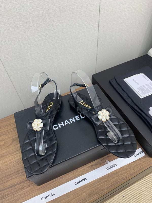 SANDALO INFRADITO CC IN PELLE DI AGNELLO NERA CON FIORE DI PERLA