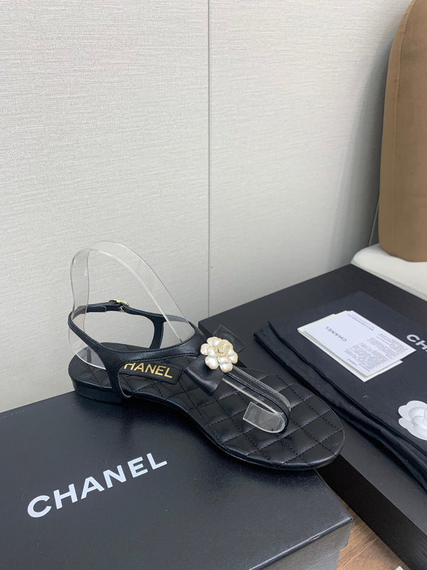 SANDALO INFRADITO CC IN PELLE DI AGNELLO NERA CON FIORE DI PERLA